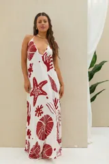 Vestido largo blanco con estampado de motivos marinos en color rojo, escote en V pronunciado y tirantes finos tipo halter.