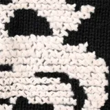 Sweater de punto negro con diseño de letras grandes en color blanco y estilo gótico que forman la palabra Supreme.