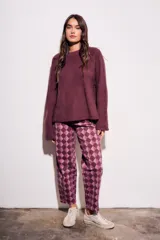 Sweater de algodón color azul, de punto grueso, con cuello redondo y mangas largas.