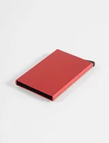 Tarjetero metálico rojo con sistema de bloqueo RFID y mecanismo de extracción automática de tarjetas.