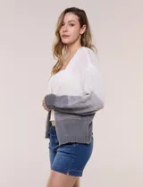 Cárdigan de punto abierto y calado con silueta holgada y hombros caídos, diseño degradado en tonos blanco, rosado y rojo. Presenta frente abierto sin botones y mangas largas abullonadas con terminación en puño acanalado.