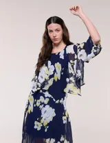 Conjunto de dos piezas en gasa azul marino con estampado floral en tonos blancos y amarillos, compuesto por un vestido midi sin mangas con forro y una capa ligera de mangas amplias.