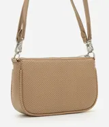 Cartera tipo shoulder baguette de tamaño pequeño, confeccionada en poliuretano con textura símil reptil. Presenta un diseño estructurado con cierre superior, correa larga ajustable y removible, y una cadena metálica decorativa en la parte frontal.