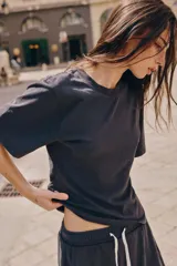 Camiseta de algodón color beige con efecto lavado, cuello redondo y mangas cortas de corte regular fit.