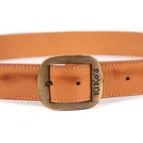 Cinturón de cuero color beige claro, con hebilla metálica de estilo rectangular envejecida que lleva grabado el logo "Kiko's".