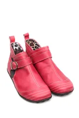 Bota baja estilo botín de cuero color rojo, con hebilla dorada y elástico negro.