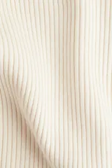 Top de manga larga confeccionado en tejido de punto acanalado, con diseño entallado, hombros caídos y escote bote.