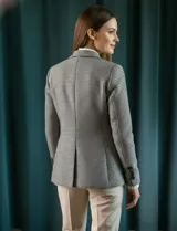 Blazer de mujer con estampado pata de gallo (tejido gales) en blanco y negro, de corte estructurado con solapas y cierre frontal de un botón.