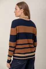Sweater de cuello alto con diseño de rayas horizontales en tonos azul marino y marrón, confeccionado en tejido de punto suave.