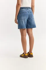 Short de jean tiro alto con diseño de corte recto y largo intermedio, lavado desgastado y terminaciones desflecadas en el ruedo.