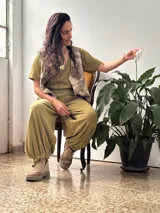 Conjunto compuesto por una remera de cuello redondo y un pantalón tipo balloon de tiro alto con puños elásticos en los tobillos y bolsillos laterales. Ambas prendas están confeccionadas en rib de algodón color verde oliva.