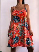 Vestido corto con estampado de hojas y piñas, breteles finos y escote en V.