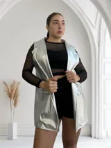 Chaleco largo plateado con textura simil piel de reptil, solapas y bolsillos delanteros.