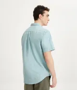 Camisa de hombre de manga corta confeccionada en mezcla de lino y algodón. Presenta un calce comfort, cuello camisero, cierre frontal con botones y un bolsillo en el pecho. Marca Marfinno.