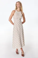 Vestido midi de lino a rayas verticales color verde y blanco, con cuello halter y corte evasé.