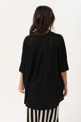 Camisa negra de tejido calado, con escote en V, abotonada y manga 3/4.