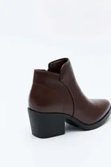 Bota corta de cuero marrón con taco ancho y punta fina.