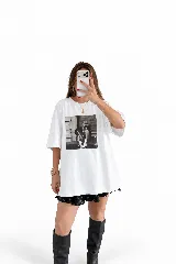 Remerón blanco de corte oversize y manga corta, con estampa fotográfica en blanco y negro en el pecho.