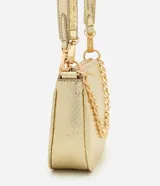 Cartera tipo shoulder baguette de tamaño pequeño, confeccionada en poliuretano con textura símil reptil. Presenta un diseño estructurado con cierre superior, correa larga ajustable y removible, y una cadena metálica decorativa en la parte frontal.