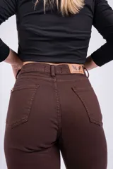 Pantalón marrón de corte wide leg, con bolsillos laterales y traseros.