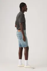 Short de jean de corte clásico, tiro medio y lavado celeste claro, con diseño de perneras rectas y cierre frontal de botones.