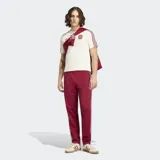 Remera Adidas de la colección España Originals, color blanco con detalles en bordó. Presenta el logo del trébol y el escudo de la selección española en el frente, con las icónicas tres tiras de la marca en los hombros y mangas.