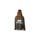 Remera de manga larga de Eme Studios color marrón, con cuello redondo y estampado gráfico blanco en el pecho con el logo de la marca.