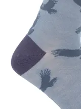 Calcetines de largo medio confeccionados en fibra de bambú, con diseño estampado de aves en color azul y detalles en tono más oscuro en puntera, talón y puño.