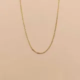 Cadena de eslabones tipo force fabricada en oro 18k, con un diseño clásico y versátil.