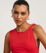 Vestido midi rojo, ajustado al cuerpo, sin mangas, con escote redondo y detalle de fruncidos en el torso.