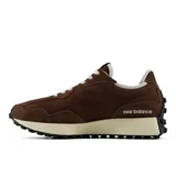 Championes New Balance modelo 327, color marrón con la característica letra "N" en blanco en los laterales. Confeccionados en gamuja y material sintético, cuentan con una entresuela de espuma beige y suela de goma con relieve inspirado en el trail.