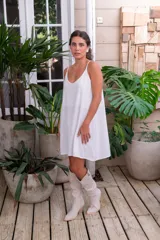 Vestido corto negro de muselina con breteles finos y escote en V.