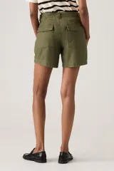 Short de gabardina color verde militar, con bolsillos frontales tipo parche y trabillas para cinturón.