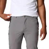 Pantalón técnico de senderismo color gris, con ajuste ergonómico, bolsillos con cierre y puños ajustables. Cuenta con tecnología de protección solar y repelencia a la humedad.