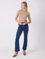 Jegging de tiro medio-alto con cintura elástica, bolsillos delanteros simulados y bolsillos traseros aplicados. Presenta un corte entallado con terminación bootcut.