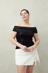 Top negro con escote off-shoulder, de tejido de punto con efecto satinado y corte ajustado.