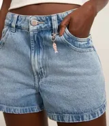 Short de jean celeste de corte slim, con bolsillos y colgante de pez.