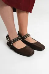 Balerinas de cuero de pelo color chocolate, con punta cuadrada, hebilla y detalles metálicos en el empeine y talón.