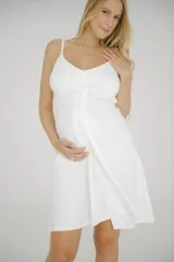 Camisón negro corto con breteles finos regulables y escote en V con puntilla.