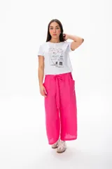 Remera blanca de algodón y elastano con cuello redondo y mangas cortas. Estampado frontal con diseño de flores, frasco de perfume y esmalte de uñas.