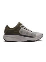Championes Umbro modelo Adventure para hombre, color gris claro con detalles en verde militar y cordones grises. Presentan la palabra "Umbro" grabada en el lateral del empeine.