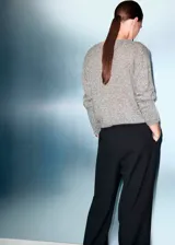 Sweater de punto jaspeado con cuello redondo, diseño recto y manga larga, confeccionado en una mezcla de fibras con lúrex.
