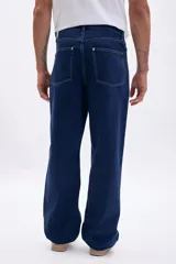 Pantalón de jean azul oscuro, de corte ancho y tiro medio.