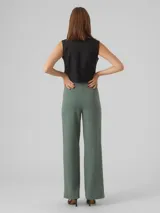 Pantalón wide leg de tiro alto negro, con pinzas y costuras frontales marcadas.