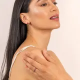 Anillo dorado de plata 925 bañada en oro 18k con cinco rubíes ovalados engarzados.