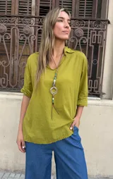 Blusa verde lima de corte holgado, con cuello cubano y mangas largas con vuelta.