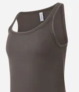 Musculosa sin mangas color marrón, confeccionada en tejido de punto canalé (rib) con escote halter.
