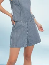 Short de tiro alto con estampado de rayas verticales finas en azul marino y blanco. Presenta un lazo a juego en la cintura y un corte holgado.