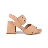 Sandalias de tacón color nude, con punta cuadrada, tira ancha sobre el empeine y tira al tobillo con hebilla cuadrada grande. Tacón ancho y cuadrado.