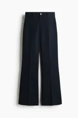 Pantalón acampanado de lona de algodón en color azul marino, con cintura de tiro alto, cierre de botón frontal y pliegues marcados en las piernas.